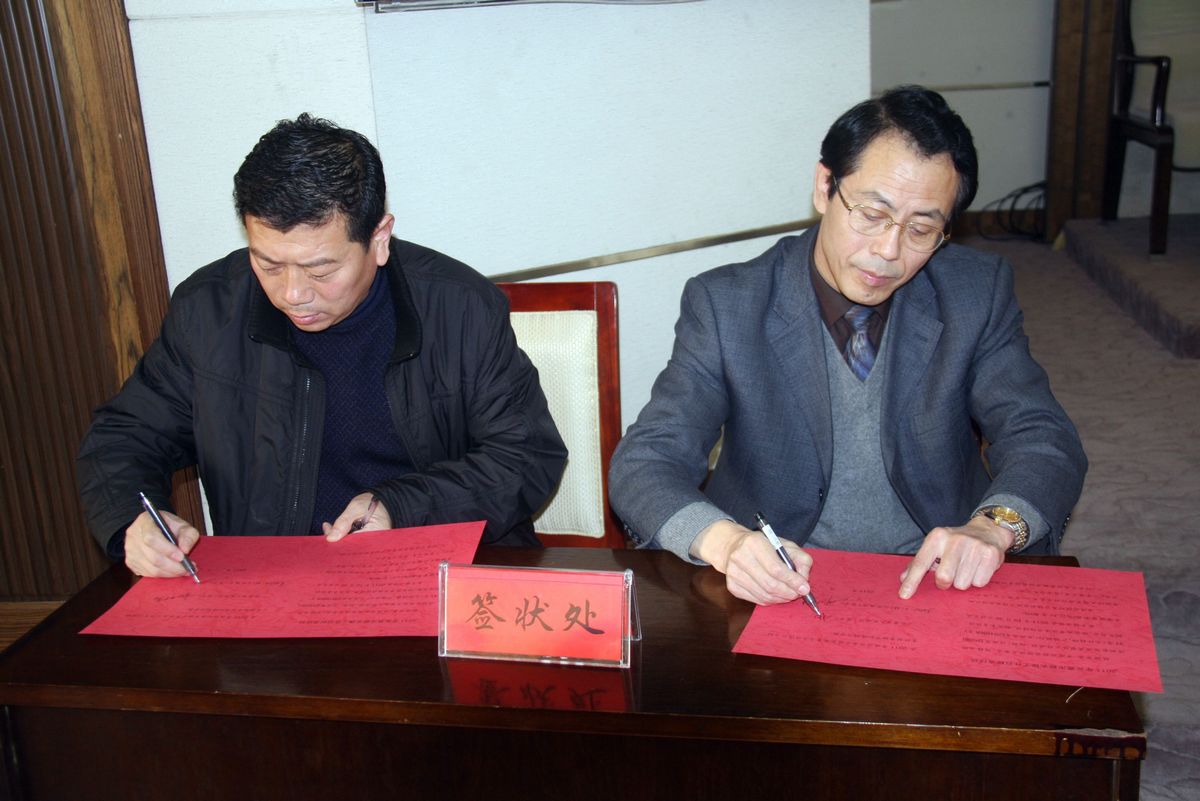常务副市长杨树睿与各乡镇签订开展新型农村养老保险工作责任状