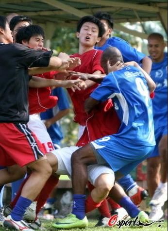 乐平球迷快看:中国足球队不会踢球,群殴真厉害