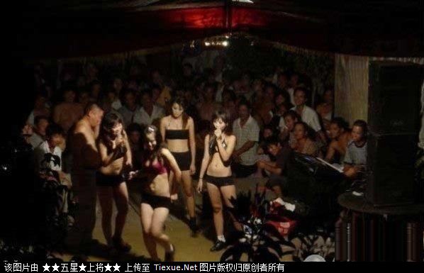 女演员<em>奶罩都不穿</em>挑逗观众,现在农村流行这论