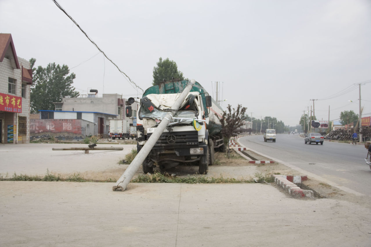 [原创]陈户街头上演油罐车疯狂PK高压线杆