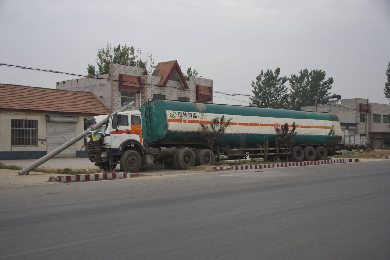 [原创]陈户街头上演油罐车疯狂PK高压线杆