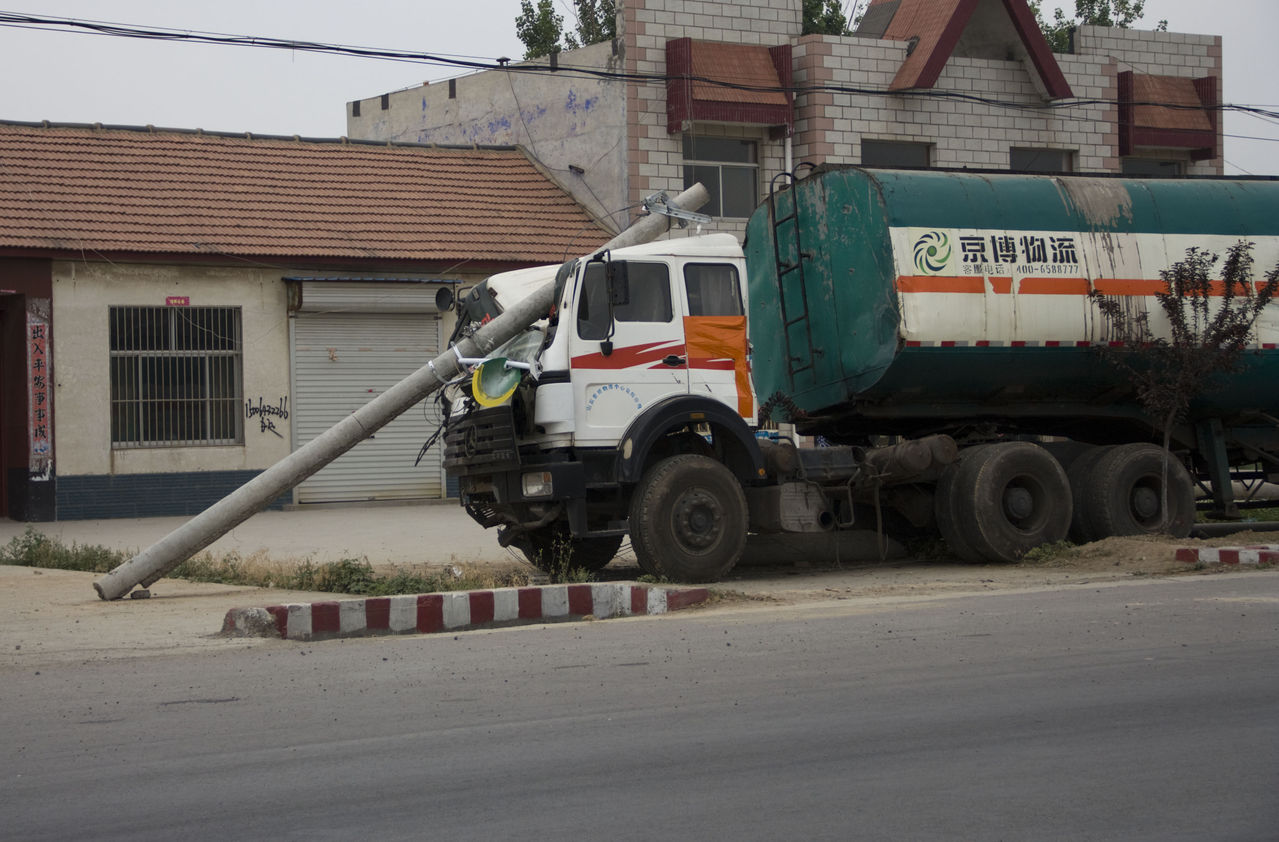 [原创]陈户街头上演油罐车疯狂PK高压线杆