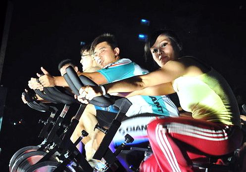 健宝润龙健身俱乐部周年庆激情场地单车骑行表