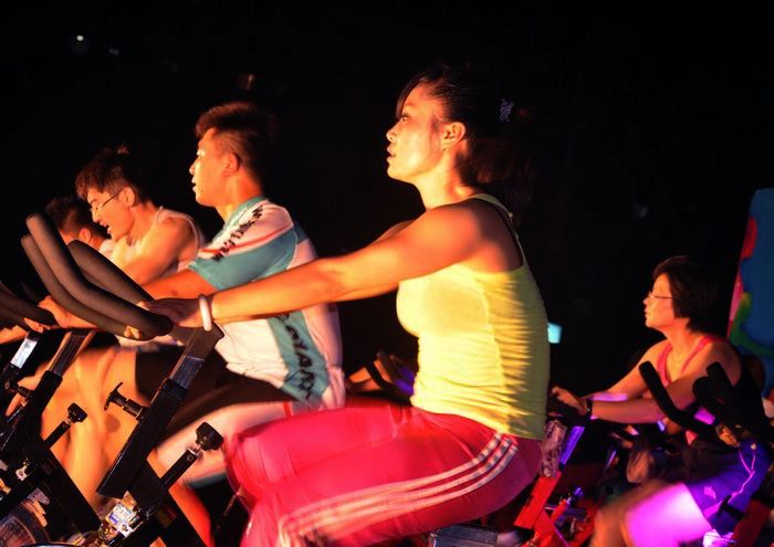 健宝润龙健身俱乐部周年庆激情场地单车骑行表