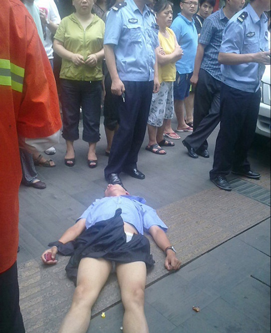 卖 水果 的 摊贩 你伤不起,武汉一城管被 摊贩 当街