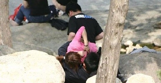 <em>男友</em>要喝奶,<em>女友</em>当众解衣喂奶(图_话说延寿_延
