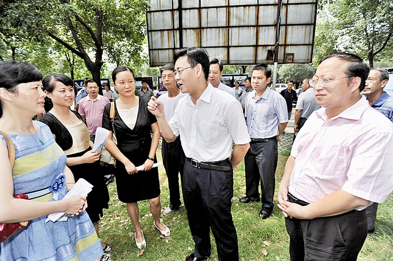 胡亚波区长说:要增加公交投入,规范面的管理_江夏话题_江夏论坛_江夏