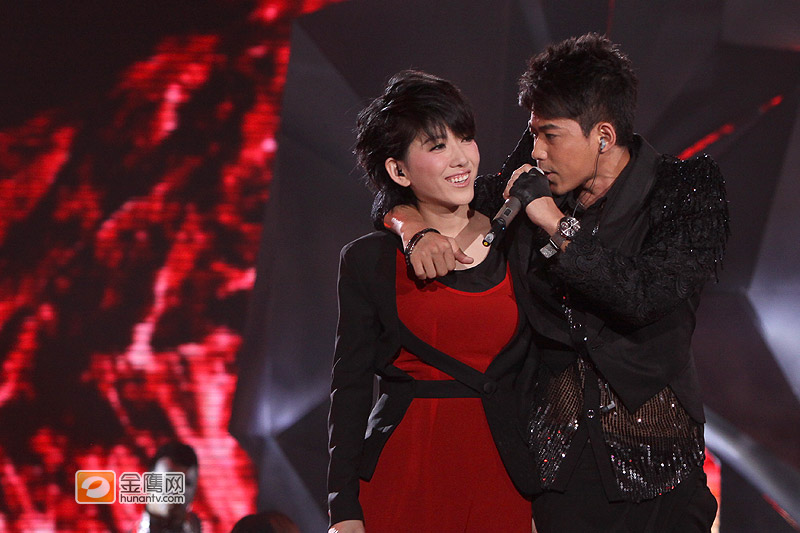 快乐女声冠军之夜 刘忻与苏醒合唱《沙滩》 当