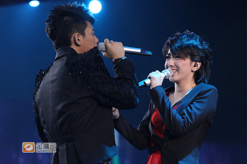 快乐女声冠军之夜 刘忻与苏醒合唱《沙滩》 当