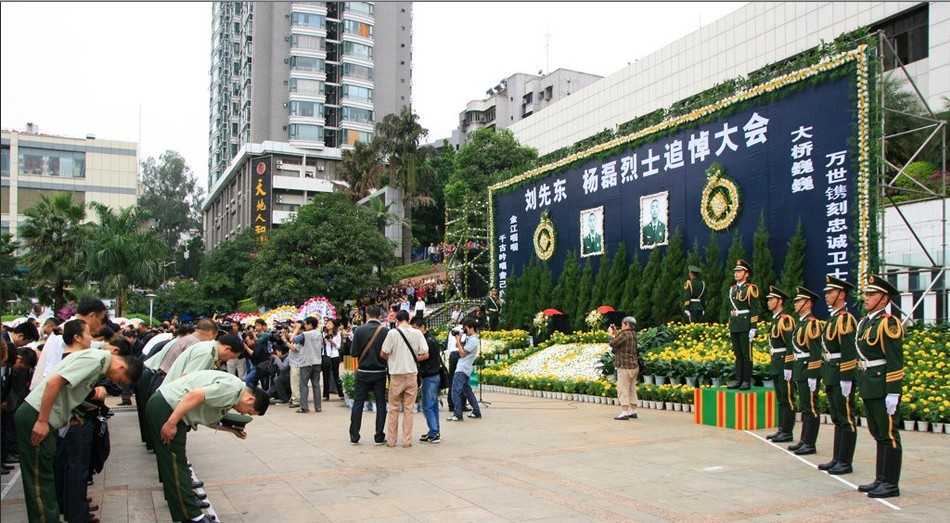 攀枝花万人夹道送别两名牺牲武警