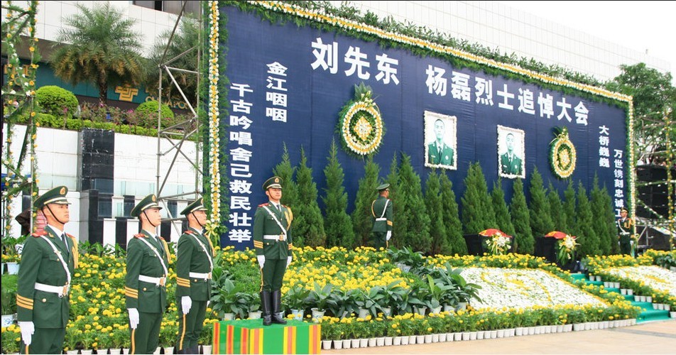 攀枝花万人夹道送别两名牺牲武警