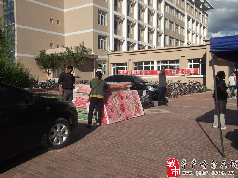 主题: 齐齐哈尔医学院校内校外热闹的新生杂货铺