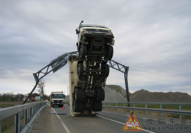 跑车车祸现场相片 20120101231847163.jpg