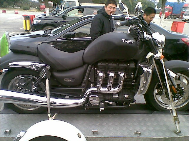 陆地巡洋舰拉着特大号摩托车,实属罕见!_讷河