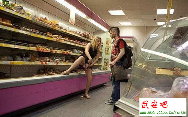 偷拍强悍妇女下体藏鸡全过程!未成年勿入!_奇