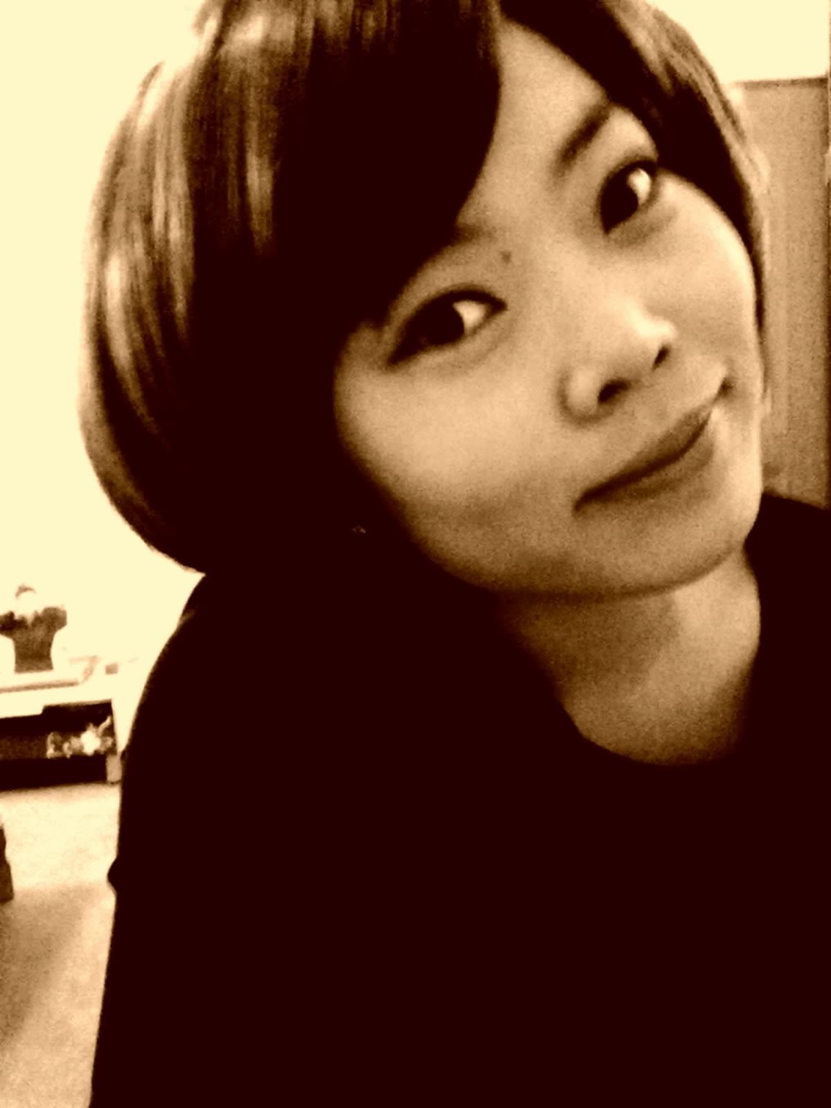 标准素颜型靓妹:诠释黑色幽默 话不多说你懂得