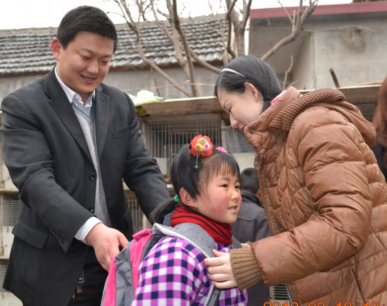 邹城市人和义工团助学服务队携爱心人士冒雨助