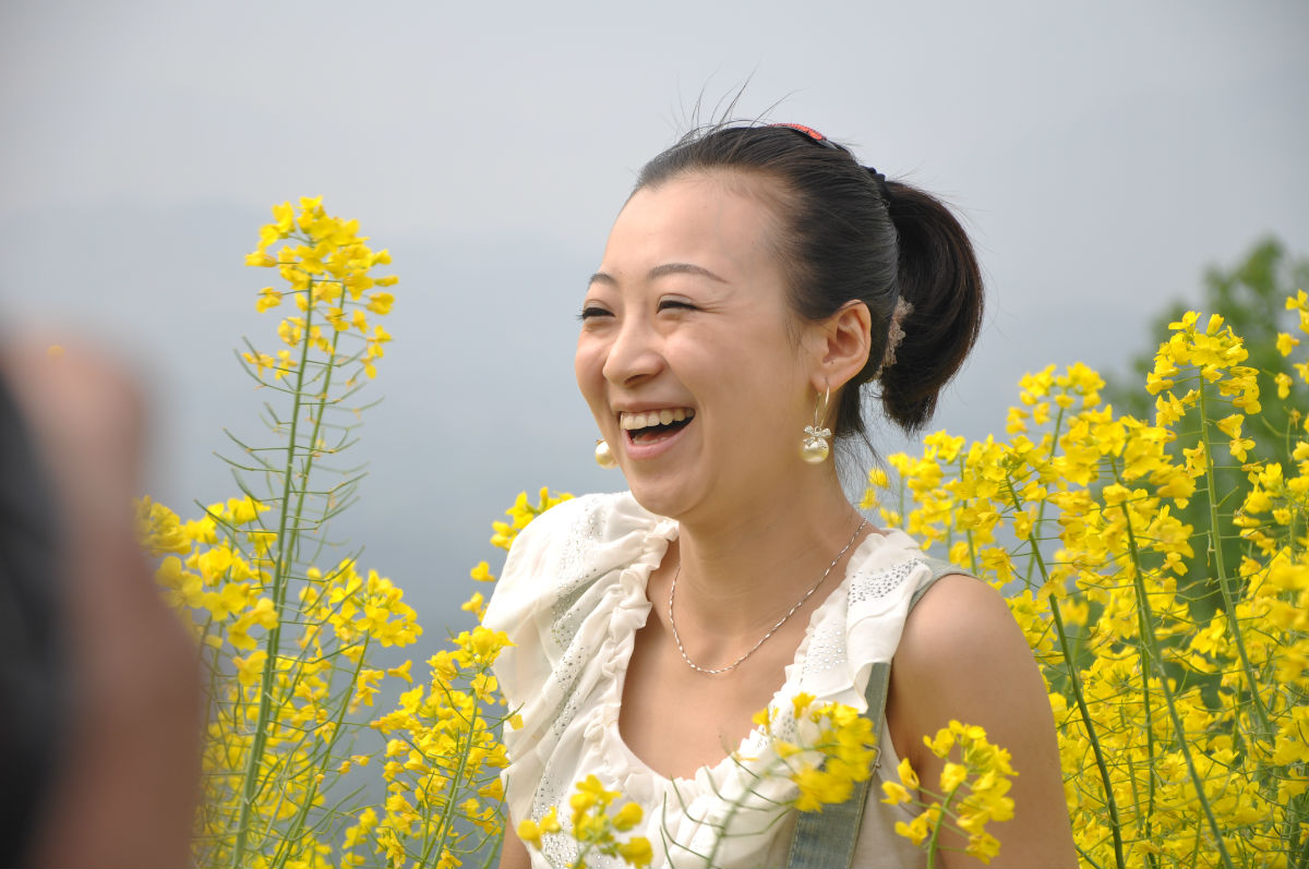 主题 2012油菜花开的时候汉山拍的美女 源自汉中百度吧