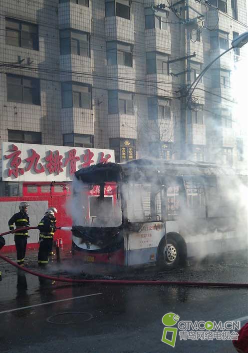 青岛220路公交燃烧成框架 伤亡情况不详_拉呱