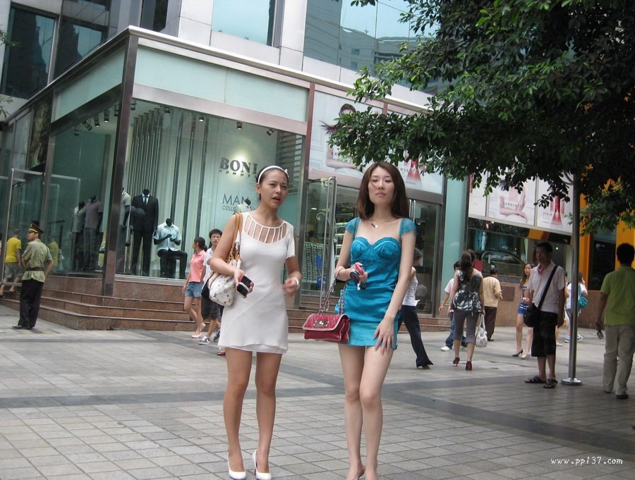 街拍:丰腴胸大美女,暴露标准也大