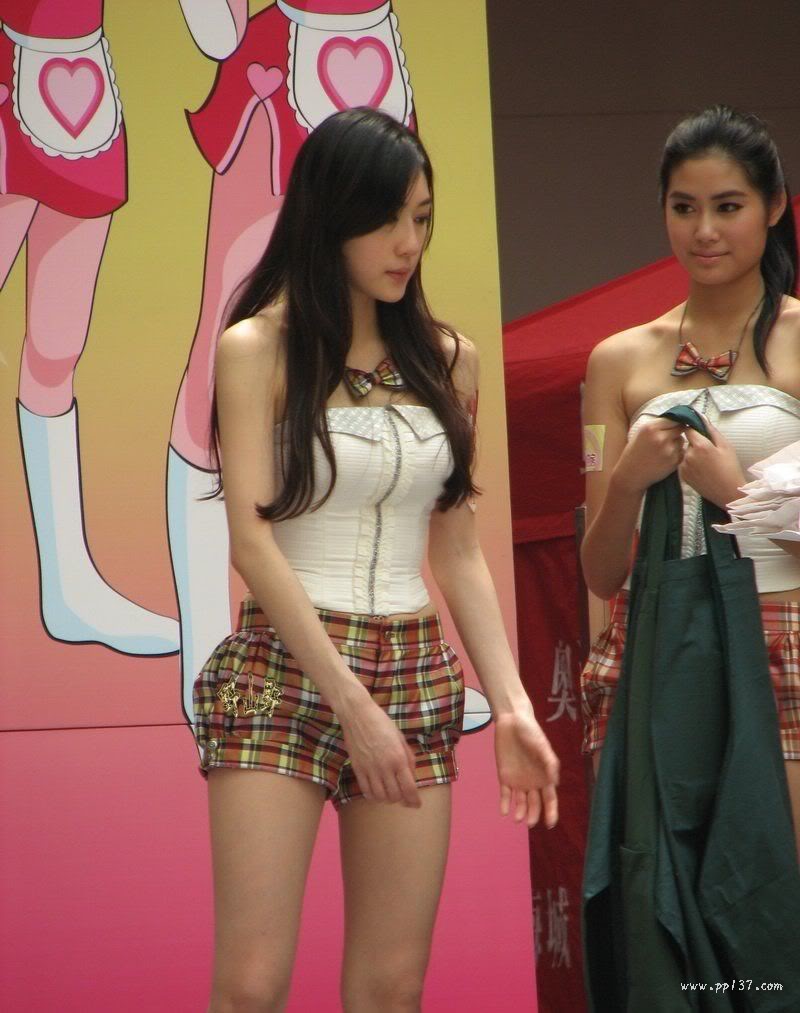 街拍:丰腴胸大美女,暴露标准也大
