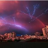 海南海口上空同现彩虹闪电景观