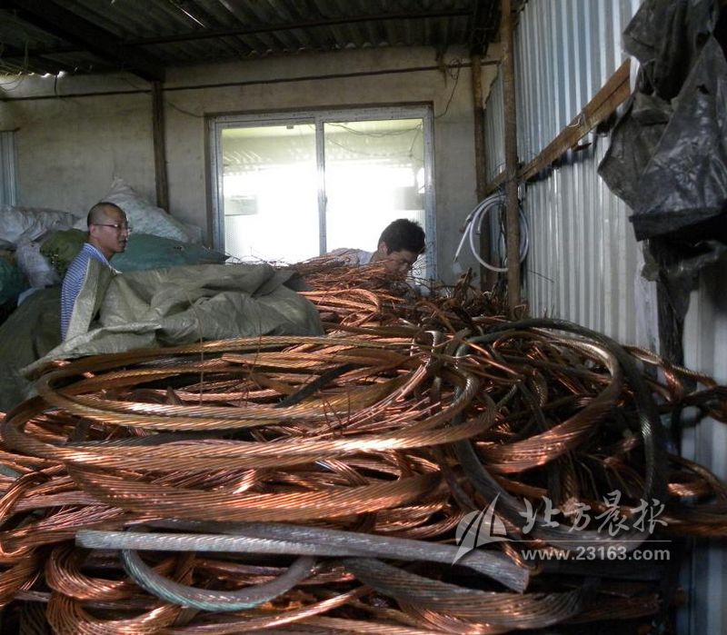 干仨月力工赚50余万 警方解开巨额工资谜团