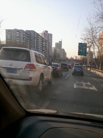 在北京边开车边拍的(手机拍摄)