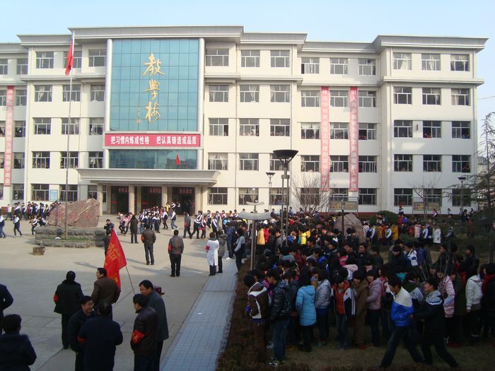 东明县实验中学举行消防演练(图片)2012.2.17