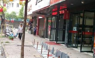 楼上装修砸掉楼下鞋店门头