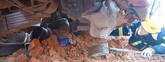 惠州博罗发生一起交通事故,摩托司机被埋_灌水