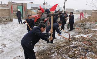 扎旗地税局职工冒雪为居民清理小巷