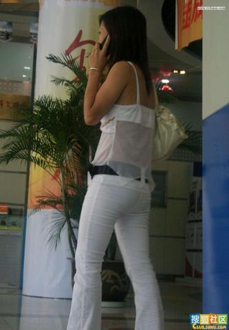 <em>街拍</em>营业厅里见到穿薄纱吊带内衣出来交话费论