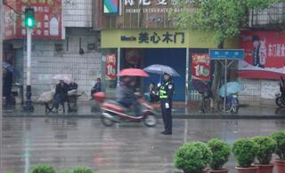来凤交警有突变,新人.新举.还要有新思维!
