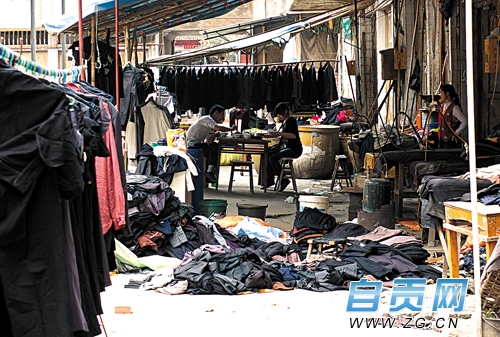 探秘成佳镇旧服装集散地:脏污旧货翻新出售_富