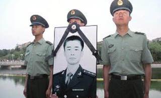 军官救落水童溺亡被捞上岸时仍持救人姿势(图)
