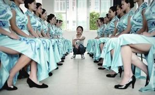 盛会俏佳人百名女大学生勤练礼仪服务海交会