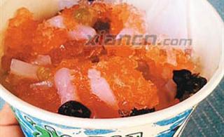 “美味”刨冰吃两口舌头便被染色深受小学生欢迎