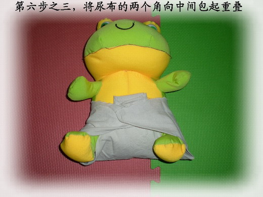 三角尿布的好处很多哦。如果用三角尿布会比传统的长条尿布要保暖一些。而且宝宝用起来很干净利落,宝宝的臭臭和尿尿都不会侧漏。有些妈妈会担心安全别针的问题,其实这个完全不用担心安全别针很安全的.不会伤到宝宝.用别针固定起来尿布也会更加牢固。