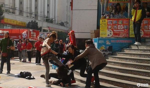 女人打架很疯狂论坛图片