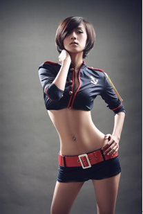 露腰齐屁小短裤,国民校花大撞衫!