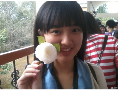 露腰齐屁小短裤,国民校花大撞衫!