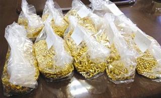 财迷心窍!快递员顺走16公斤黄金躲进山洞