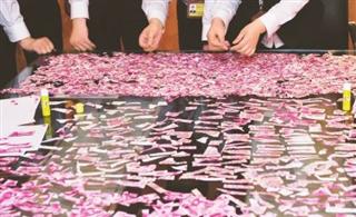 女子撕5万元12人6小时拼1张钞票