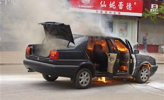 新抚区西七路新抚供电局附近发生汽车爆燃
