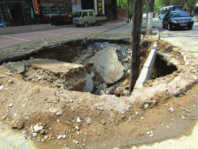 兰州暴雨致七里河多路段发生塌陷和大坑