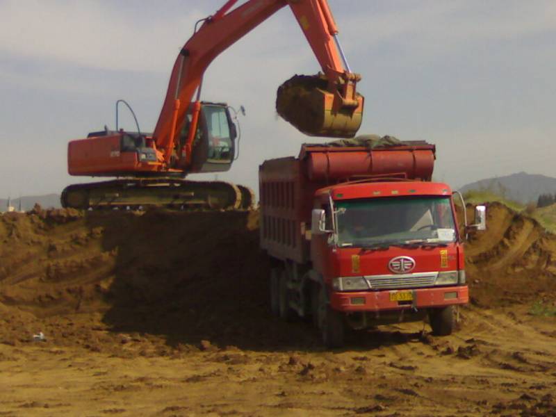 蔡家洼村2008年开始建设农民回迁房,这个村支部书记王大林打着建设新