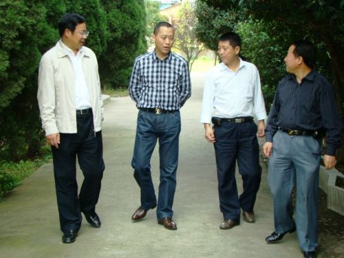 董经贵回母校江店职高