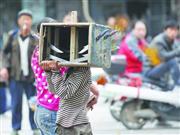 10龄童街头表演“斩首” 近乎自残市民不忍(图)