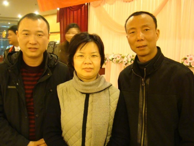 -转我县青年作家钟卫兵的人物特写 第一次与郭琳打电话,谈起广州莲花同乡会的成立及发展,郭琳很热情,响亮的声音沿着电话线,从广州传到深圳,我的感觉如阳光般灿烂。 你过来吧,约上几个老乡,我们见面具体再谈,郭琳说,语气干脆,爽快,不拖泥带水。 见面的地点是莲花同乡会位于广州市白云区均和街的新办公室内,例行介绍,寒喧,握手,让我真正认识电话那头的郭琳,有一些意外,更多的是惊喜。 作为七零后的郭琳,圆脸短发,中等身材,看上去很年轻,一身休闲装,简单而干净,透出来几分阳刚之气,站在我的面前,给我的印象犹如一棵挺立于